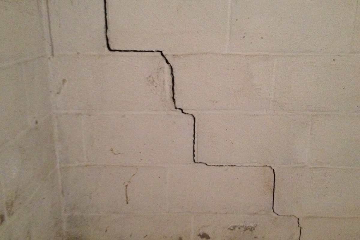 foundation-wall-cracks-fenton-mi-basement-cracks-and-leaks-3