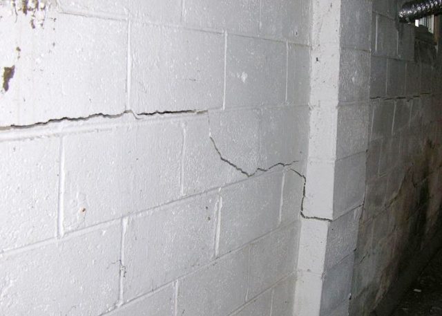foundation-wall-cracks-fenton-mi-basement-cracks-and-leaks-2
